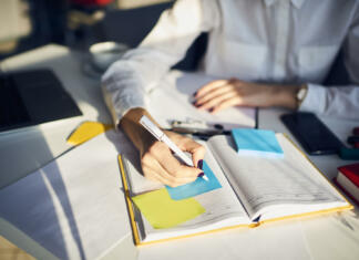 Polovica študij končala po starih visokošolskih programih Cropped image of creative female secretary creating planning for executive noting important meeting and events organizing work of busy boss while sitting at working place in coworking office