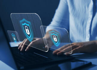 Varna uporaba interneta Cyber security firewall interface protection concept. Businesswoman protecting herself from cyber attacks. Personal data security and banking