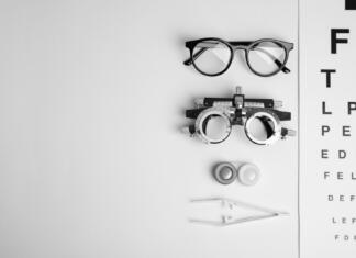 Izumljena očala proti barvni slepoti Different ophthalmologist tools on white background, flat lay