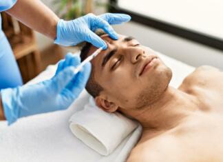 Najbolj popularne plastične operacije Američanov so … Doctor injecting botox on man face for anti aging treatment at the clinic.