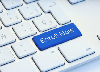 Fiktivni vpisi predstavljajo napako v sistemu Enroll now phrase on blue computer Keyboard Key