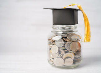 Študentska svetovalnica – zavrnjena vloga za pridobitev državne štipendije Graduation gap hat on coins money in jar for education fund; study learning concept.