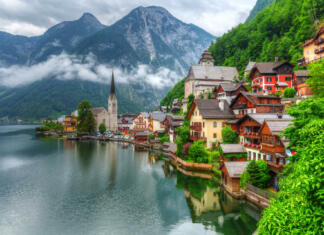 Predbožični sejmi po Sloveniji in v tujini Hallstatt village in Alps at cloudy day, Austria