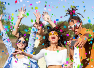 Festival sodobnega plesa Front@ Happy excited friends having fun outdoor celebrating with confetti - Young millenial people enjoying summertime together at garden party - Cheerful friendship concept. Party - festival concept.