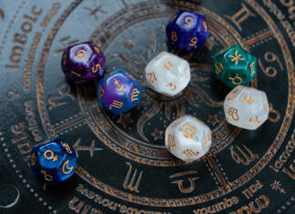 Horoskop – februar 2016 Horoscope zodiac circle with divination dice. Fortune telling and astrology predictions concept, magic rituals and exoteric experience