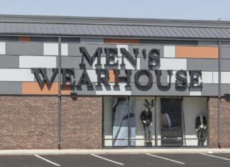 Skladišče Indianapolis - Circa June 2022: Men's Wearhouse retail strip mall location. Men's Wearhouse corporate name is Tailored Brands.