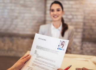 Najpogostejše napake na razgovoru za službo Job applicants having interview