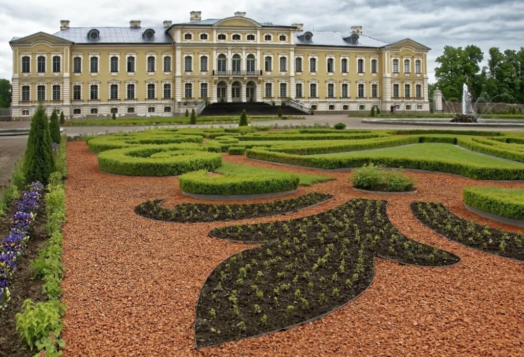 Palača in pred njo lepo urejeni vrtovi