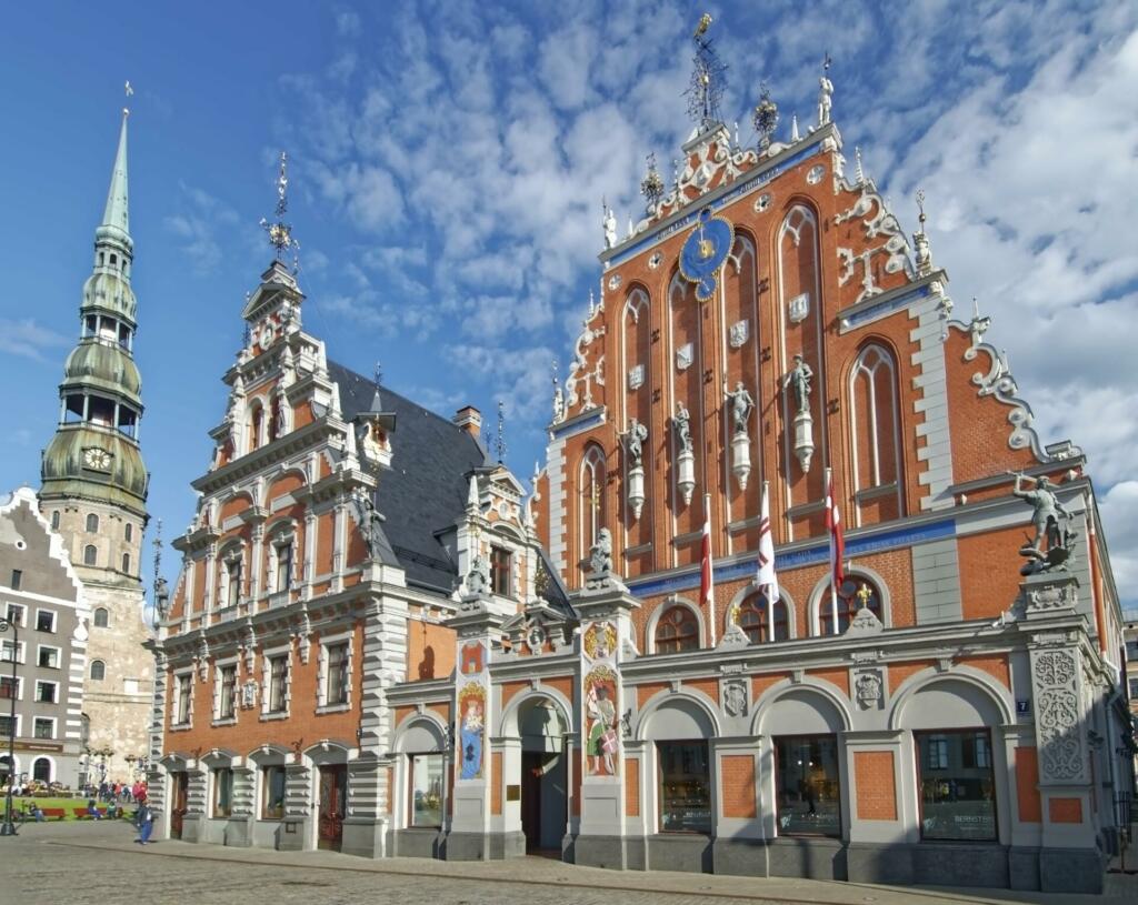 Oranžna zgodovinska zgradba s številnimi oboki