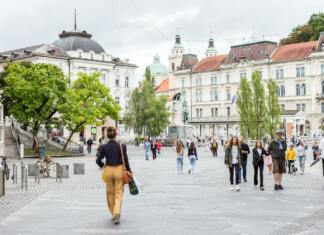 Ta veseli dan kulture ali dan, ko se je rodil France Prešeren Ljubljana, Slovenia - 23 August, 2021: People walking in the historical city center Preseren square near Triple Bridge (Tromostovje) in Ljubljana, Slovenia