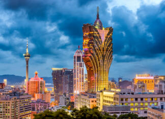 Macao, raj za premožne Kitajce Macau, China city skyline at dusk.