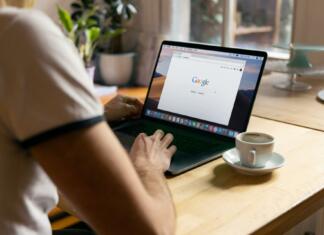 Kako prevajati dokumente z Google Translate? Oseba sedi za prenosnim računalnikom, na katerem je odprt brskalnik google