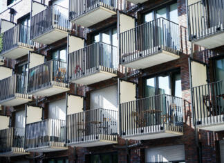 NAJEMNA POGODBA ZA STANOVANJA many small balconies with tables and chairs at a student residence in cologne