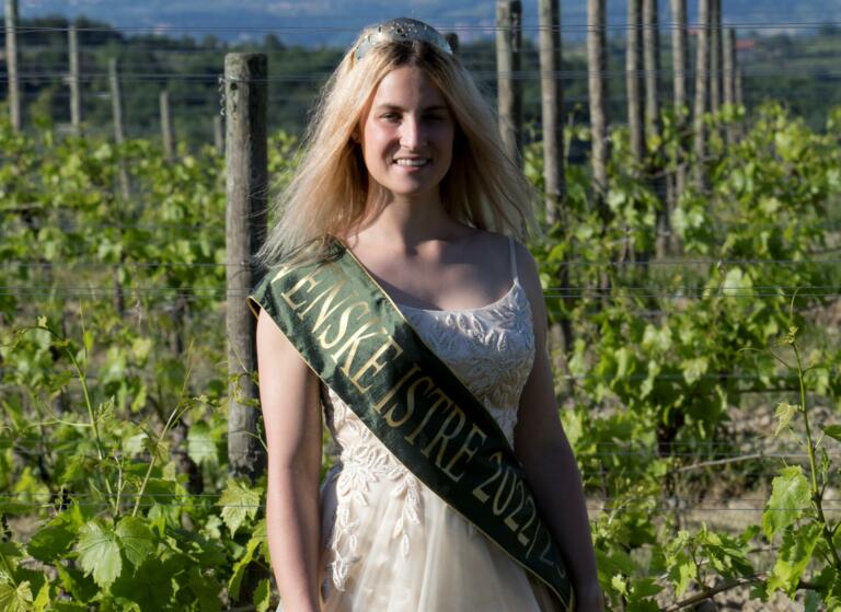 Istrska vinska kraljica Nika Glavina: »Vino je umetnost in tako ga moraš tudi doživljati«