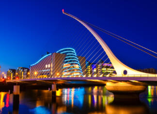 Paradise city – mesto Guinnessa National Convention Centre and Samuel Beckett Bridge on River Liffey, Dublin, Ireland