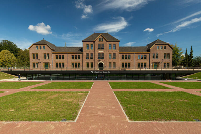 New Maastricht Univeristy building for master education for the school of business and economics. Revitalizing the former Tapijn barracks in a vibrant student spot