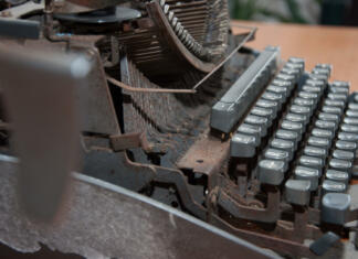 70 letnica Paola Coelha old rusty abandoned typewritter in office