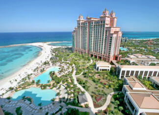 Adrenalinski park Atlantis Paradise Island, Bahamas - January 27, 2009: Looking toward The Cove Atlantis from The Reef Atlantis at Atlantis Paradise Island Bahamas
