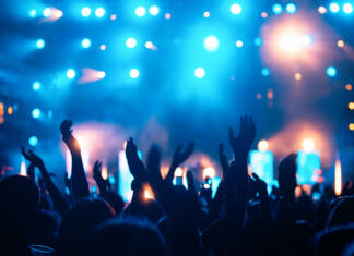 Shawn Mendes odpovedal turnejo zaradi duševnih težav Party people enjoy concert at festival. Crowd at concert. Summer music festival