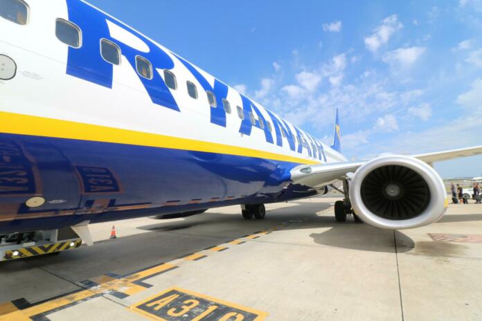 plane, ryanair, airport