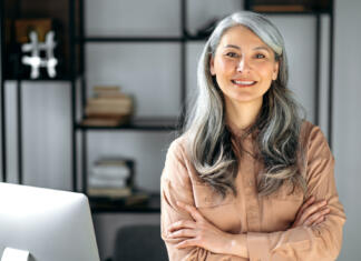Strategija za zdravo in dolgo življenje Portrait of a successful confident mature gray-haired lady, business woman, ceo or business tutor, standing in the office with arms crossed, looking and friendly smiling into the camera