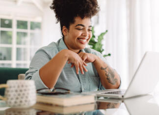 ŠOU Svetovalnica – zaposlitev? Positive woman video calling using laptop. Businesswoman teleconferencing on laptop while working from home.