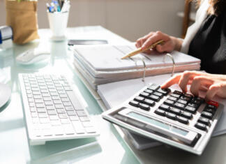 Visoka šola za računovodstvo Professional Accountant Woman In Office. Finance Invoice Accounting