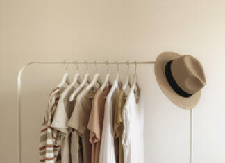 Ste KREATIVNI? Odločite se za študij DIZAJNA na Fakulteti za dizajn! Rack with stylish women's summer clothes. Concept for shopping store, beauty, fashion.
