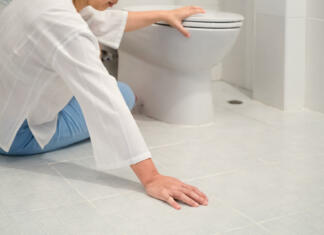 Nesreča v kopalnici Retirement woman fell down in a restroom