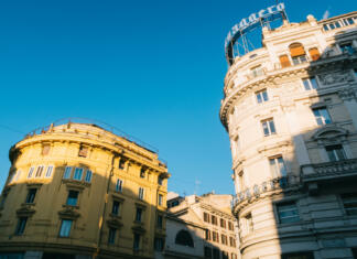 Ponudba stanovanj je velika in raznolika Rome, Italy - Dec 30, 2019: Architecture along the Via del Tritone, Rome, Italy.