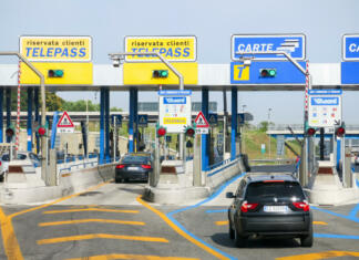 Letno vinjeto 2015 prejme … Rome, Italy - July 29, 2013: Cars at toll booths of Autostrade, the motorway to Rome - payment with telepass or card