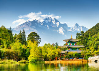 Raznolik žur na Tajskem Scenic view of the Jade Dragon Snow Mountain and the Moon Embracing Pavilion on the Black Dragon Pool in the Jade Spring Park, Lijiang, Yunnan province, China.