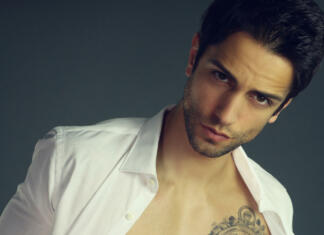 Vroča Ona-On.com Xmas zabava Sensual man with open shirt over a gray background
