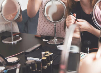 Odloči se in študiraj na višji strokovni šoli za kozmetiko in velnes Set of decorative cosmetics.