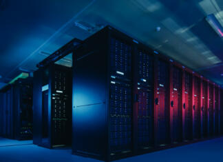 Najhitrejši superračunalnik na svetu presegel rekordno mejo Shot of Data Center With Multiple Rows of Fully Operational Server Racks. Modern Telecommunications, Cloud Computing, Artificial Intelligence, Database, Supercomputer Technology Concept. Shot in Dark with Neon Blue, Pink Lights.