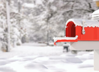 Vroča zima Snow covered mailbox, blur snowed country nature background. Empty retro postbox red color open with raised flag. Correspondence in winter. 3d illustration