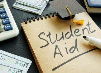 Kot študent si upravičen do subvencije Student aid sign with small graduation cap and money.