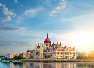 Potepanje po vzhodu Madžarske Sun over Parliament in Budapest at sunset, Hungary