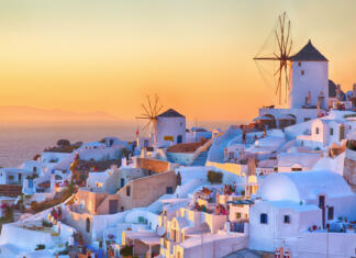 Do Grčije in nazaj Sunset on the island of Santorini, Greece