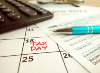 Svetovalnica: novo davčno obdobje! Tax payment day marked on a calendar - April 18, 2022 with 1040 form, financial concept