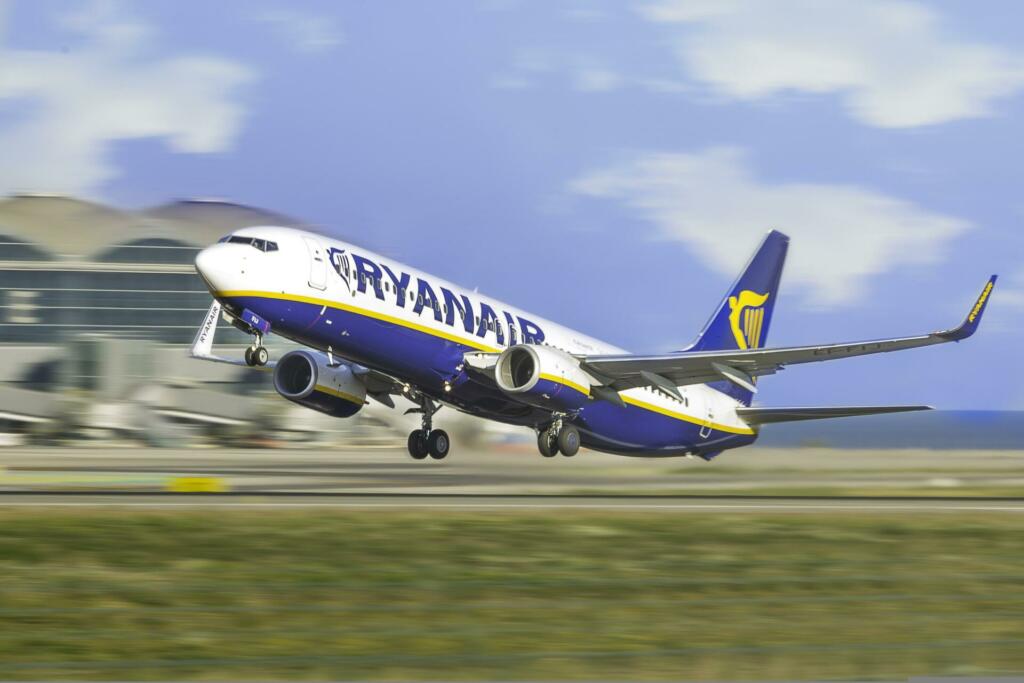 the plane, ryanair, line