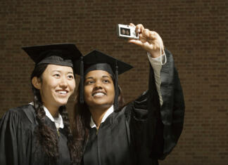 Podiplomski študij v tujini Two female graduates taking a photograph