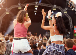 Rekordno 20. poglavje Škisove tržnice Two girls on shoulders in the crowd at a music festival
