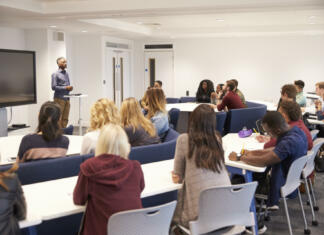 Študentska Svetovalnica – obvezna predavanja? University students study in a classroom with male lecturer
