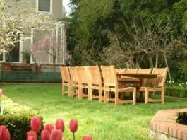 Lesena miza in stoli na vrtu