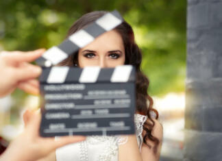 Ko v stresu pred izpiti zacveti MOZOLJ … Young actress ready to film a new scene