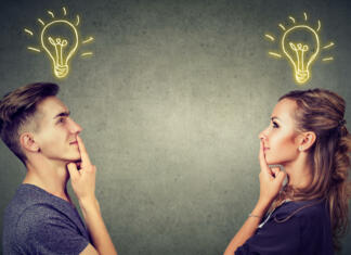Otroci so mnenja, da je briljantnost moška lastnost Young people man and woman posing together enlightened with idea looking positive.