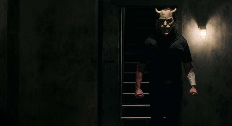 Ethan Hawke v filmu Črni telefon vrača morilca z masko