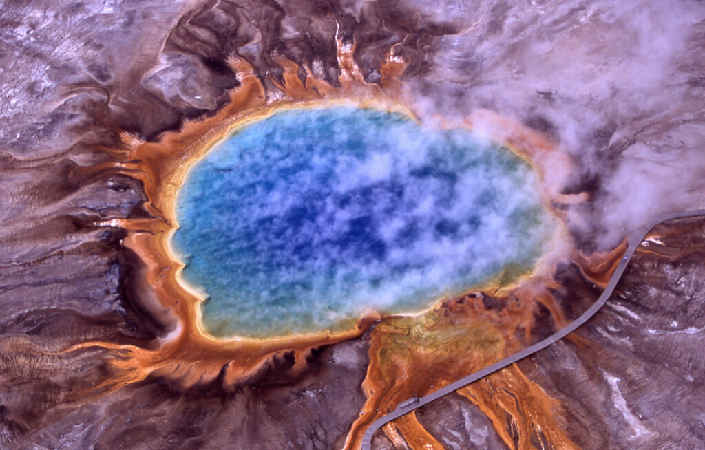 Svetle barve so posledica termofilnih mikroorganizmov v Grand Prismatic Spring v parku Yellowstone.