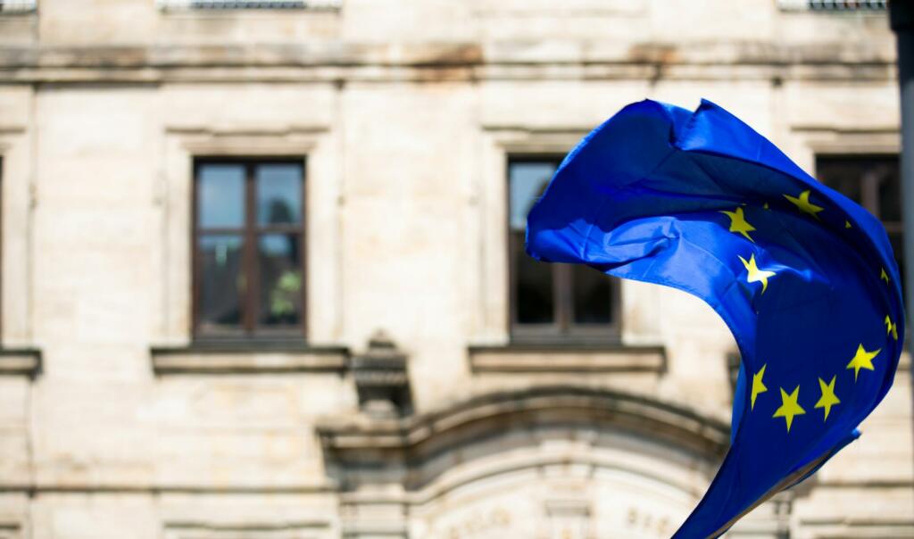 Zastava EU plapola pred stavbo